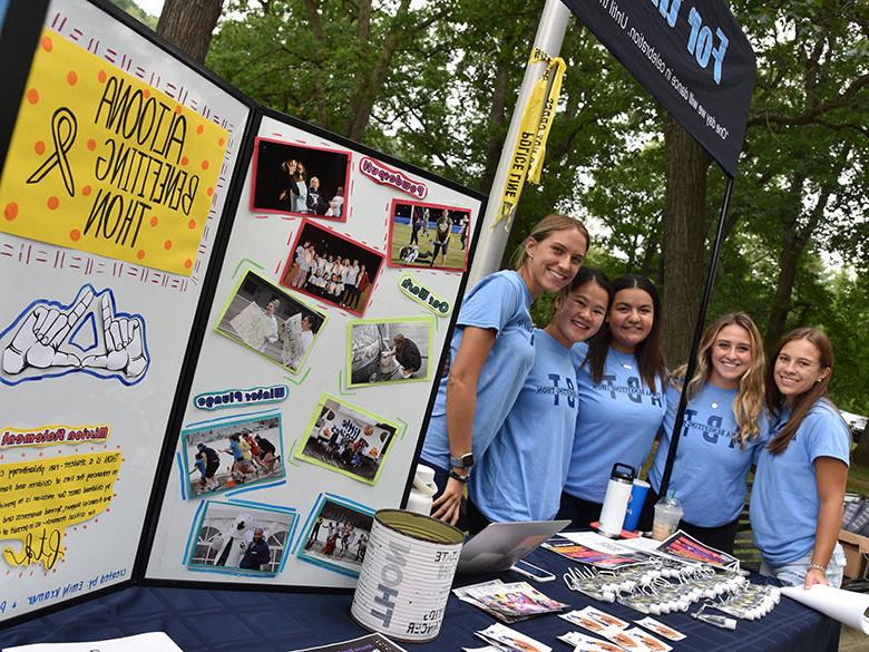 阿尔图纳 Benefitting THON table at the involvement fair